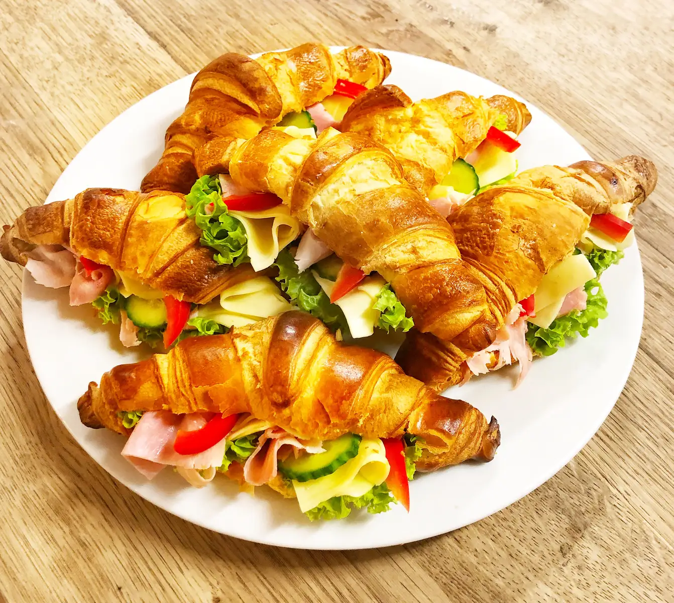 Croissant se šunkou a sýrem gouda