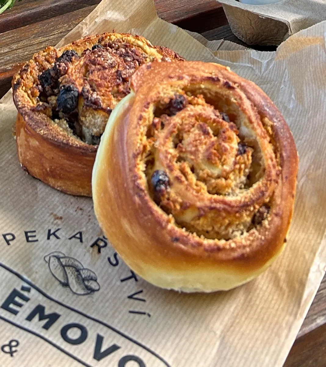 Šnek s rozinkami, ořechy a jablky