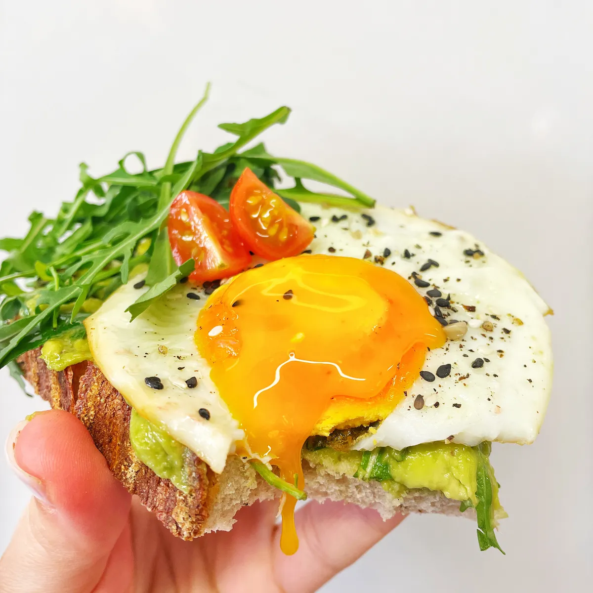 Chléb s avokádem volským okem 