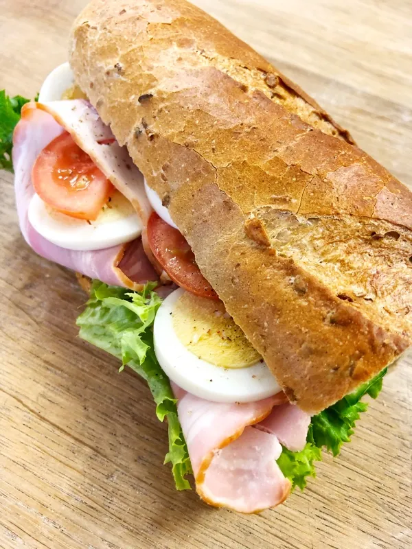 Bageta se slaninou a vejcem