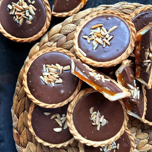 Tartaletka s čokoládou a karamelem