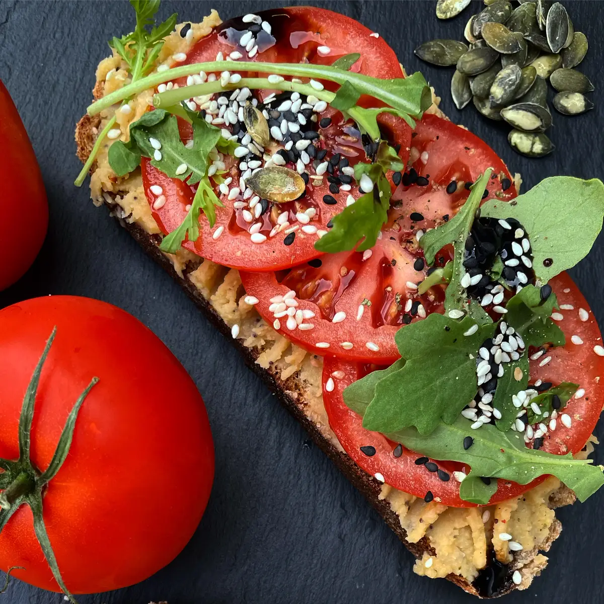 Chléb s cizrnovou pomazánku