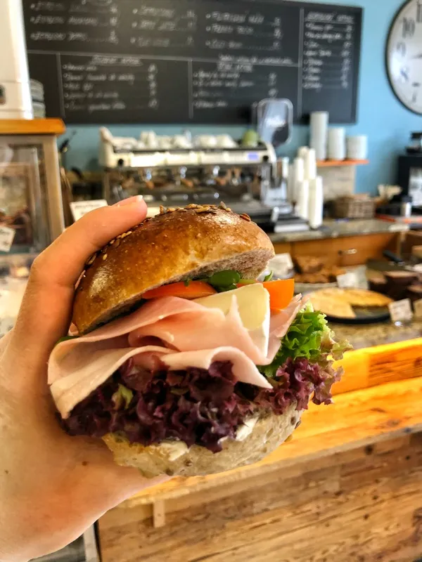 Celozrnná bulka se šunkou a sýrem Brie