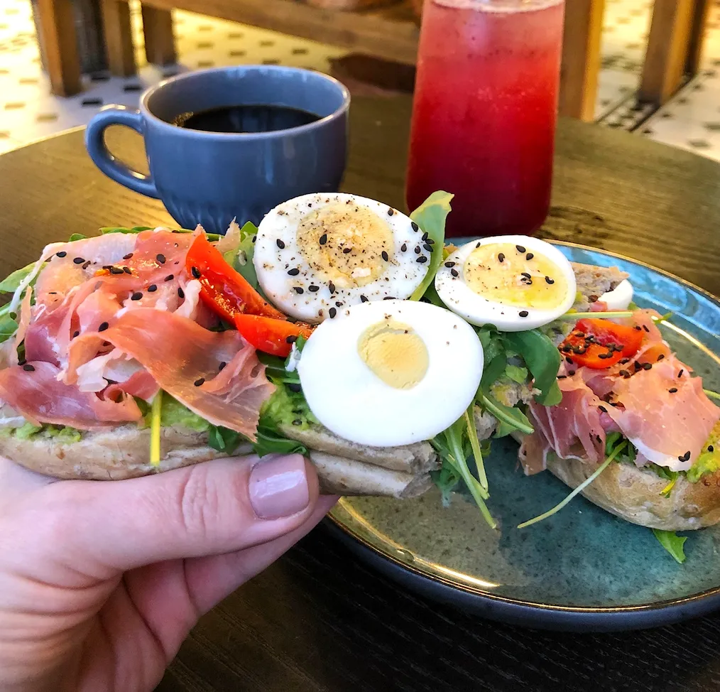 Bageta s prosciuttem, avokádem a vejcem