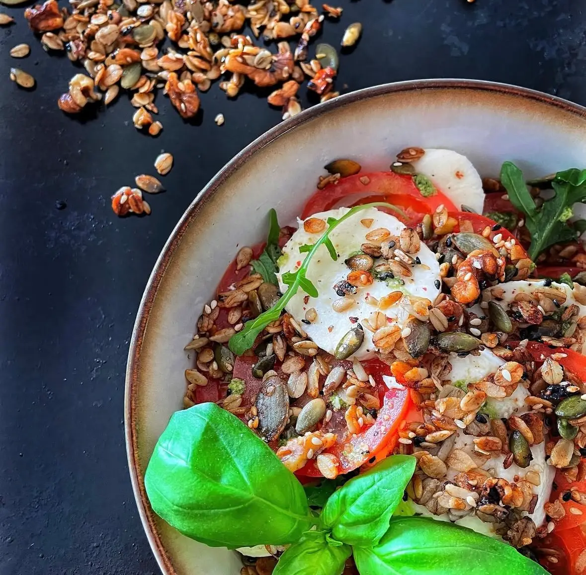 Salát Caprese se slanou granolou