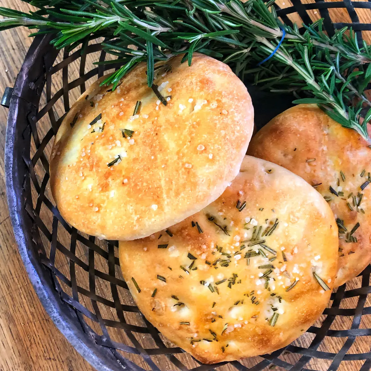 Focaccia s česnekem a rozmarýnem