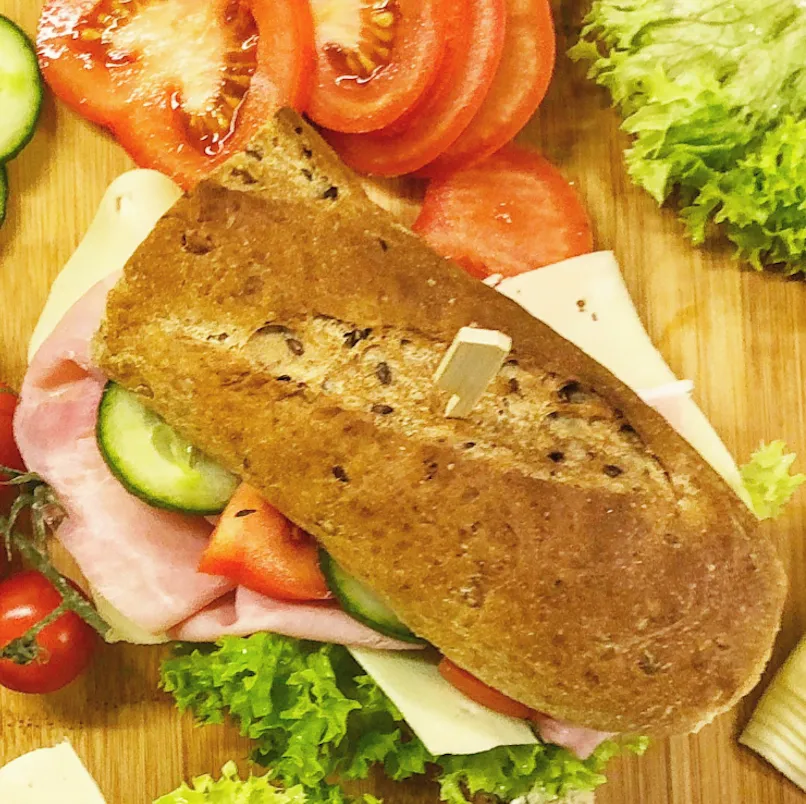 Bageta se šunkou a sýrem